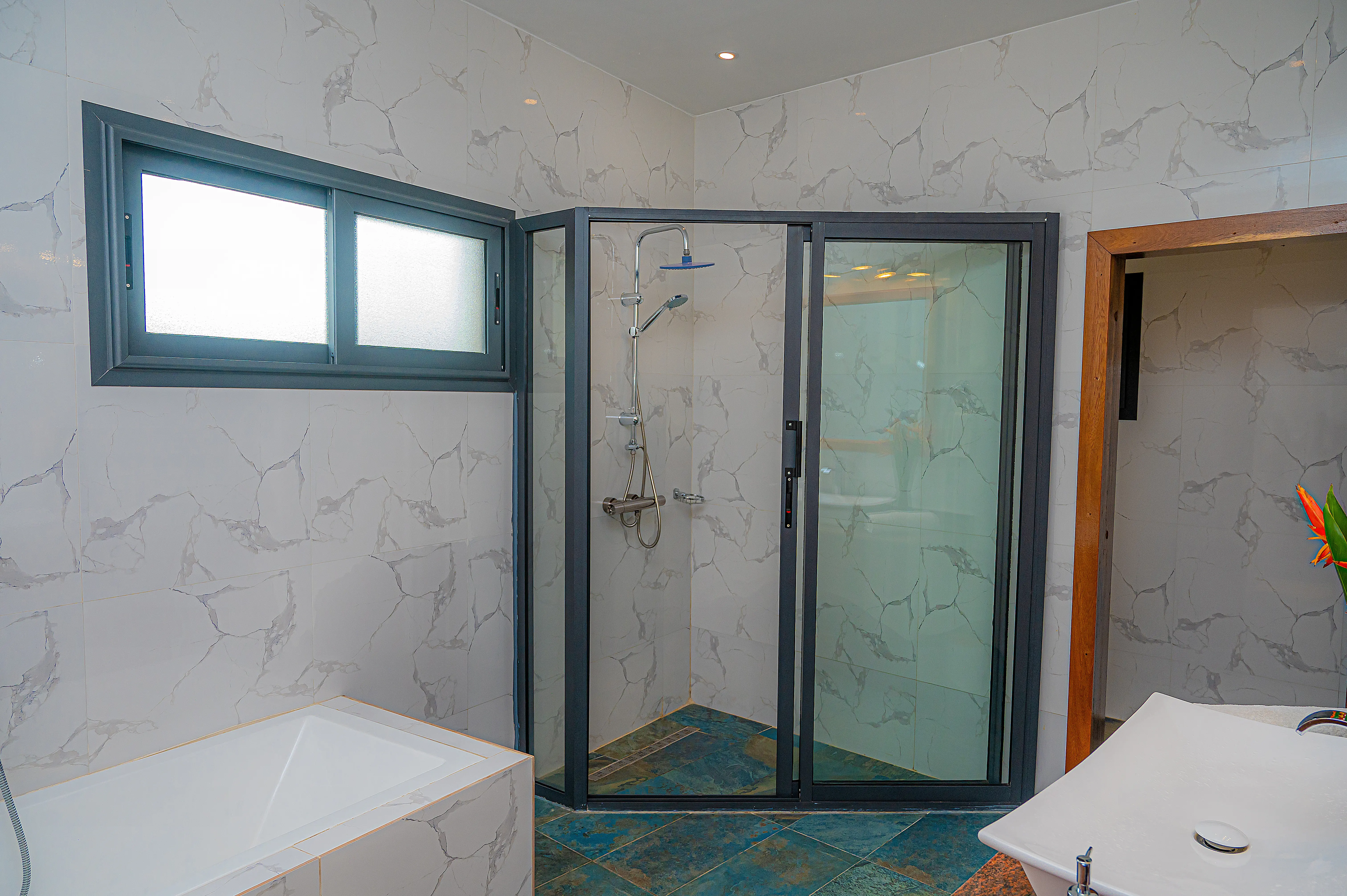 Salle de bain de la suite junior avec douche