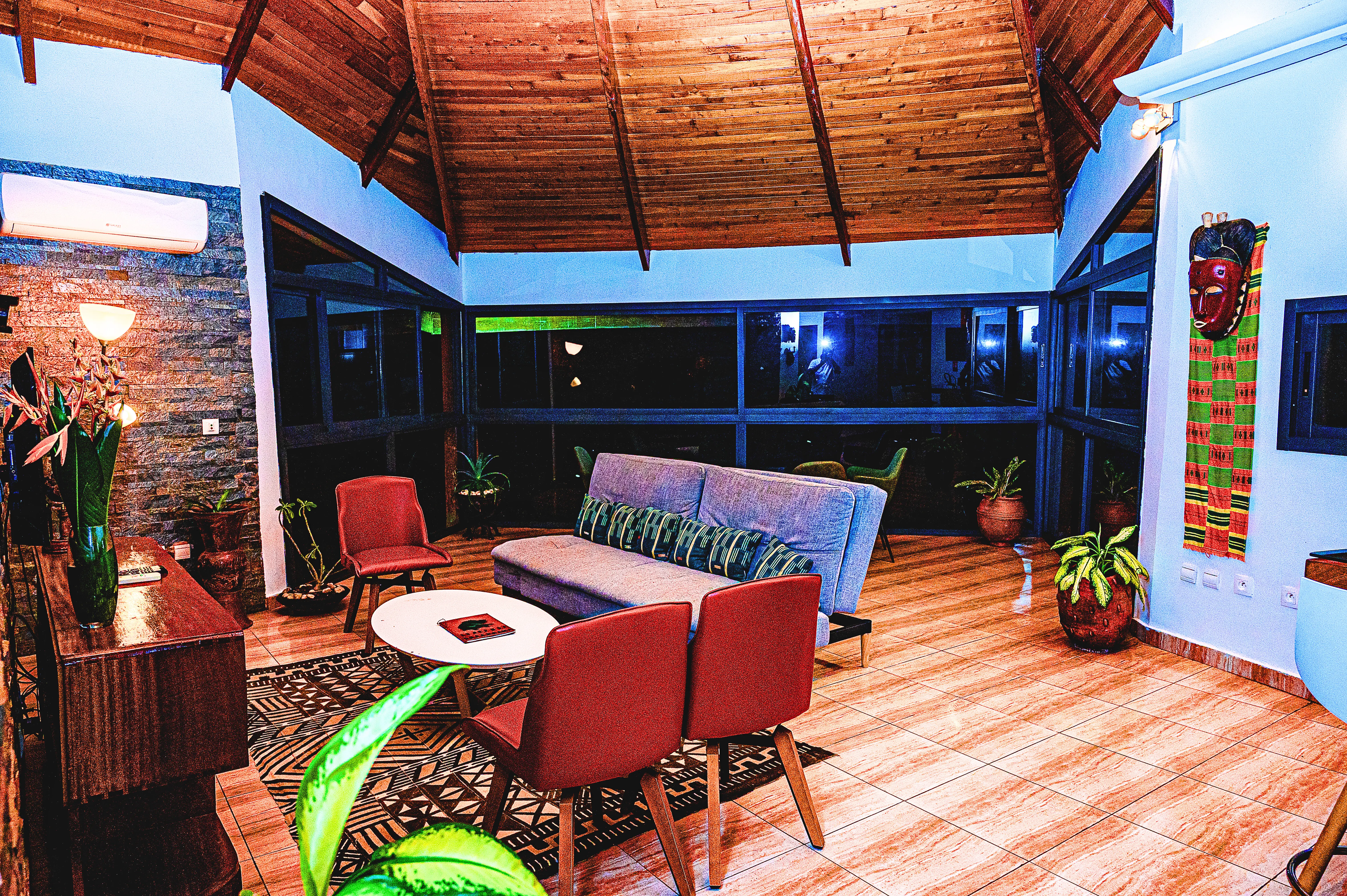 Salon spacieux de l'appartement 3P avec canapé