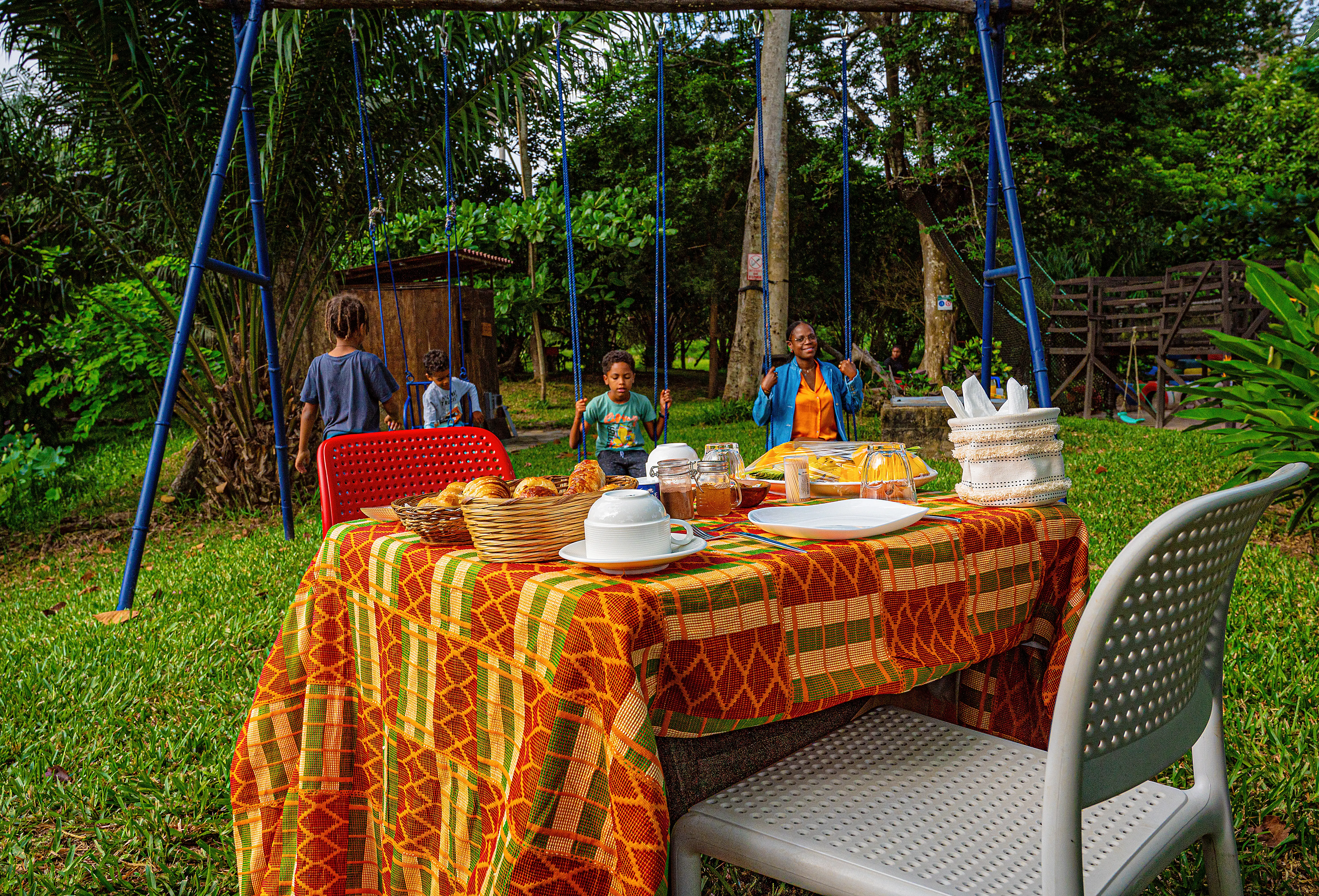 Pont suspendu au-dessus de l'eau